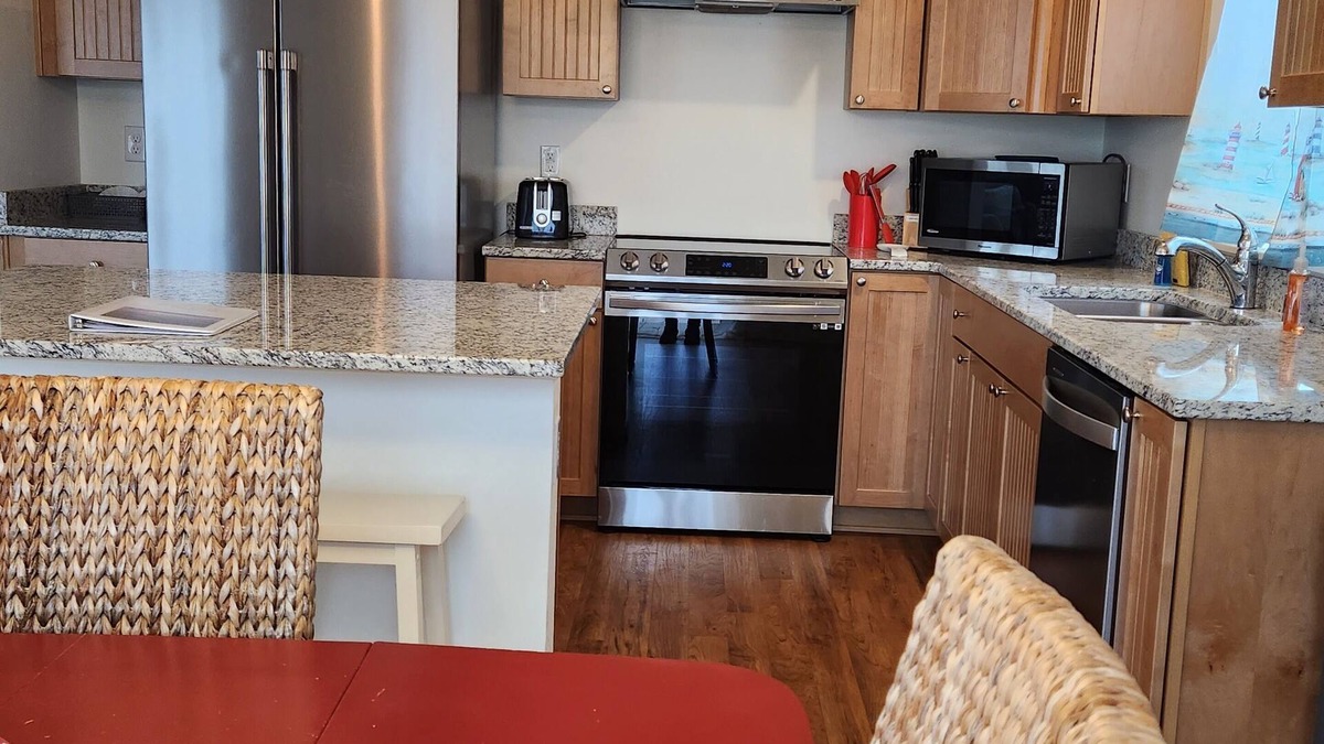Moclips House | Enjoy your next vacation by the sea in this bright and inviting home.