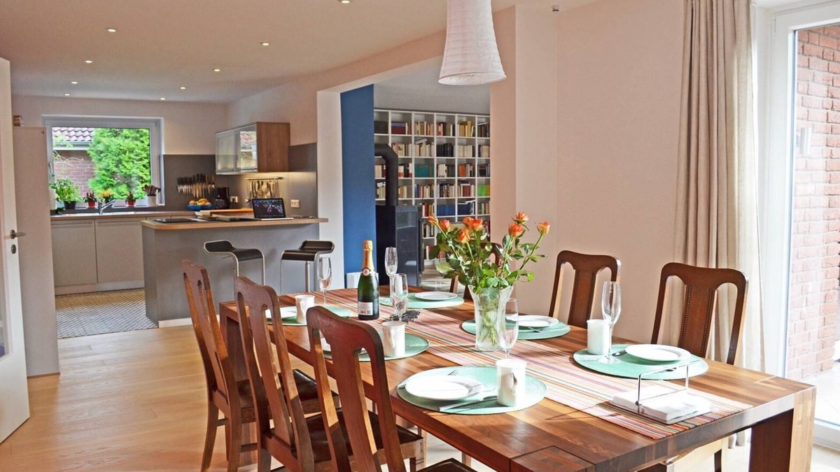 Ulsnis House | Enjoy your relaxing vacation in our ultra-modern bungalow "Schleiglanz" with high-quality furnishings and wood-burning stove, only 300 meters from the Schlei in a quiet location on the edge of the forest
