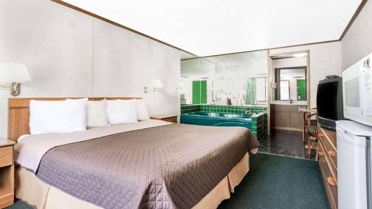 Summitt House | Enjoy Your Stay at Knights Inn Ashland! Pool, Picnic Area, Parking, WiFi