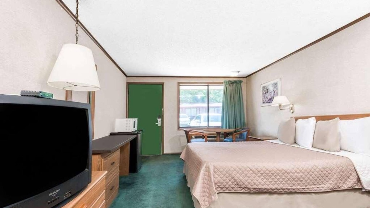 Summitt Resort | Enjoy Your Stay at Knights Inn Ashland! Pool, Picnic Area, Parking, WiFi