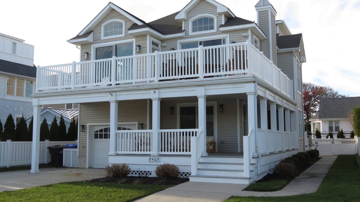 Avalon House | Enjoy your summer vacation in this lovely, new contemporary, 6 bedroom, 5 bath home