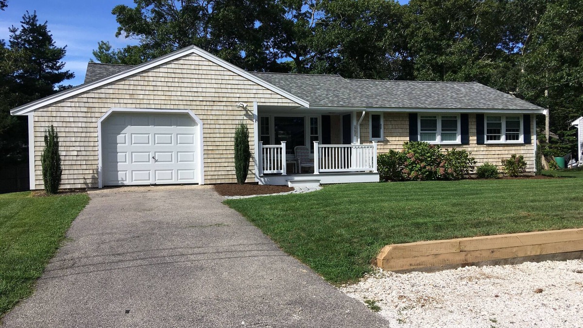 East Falmouth House | Enjoy Yourself at Great Harbors Updated Ranch