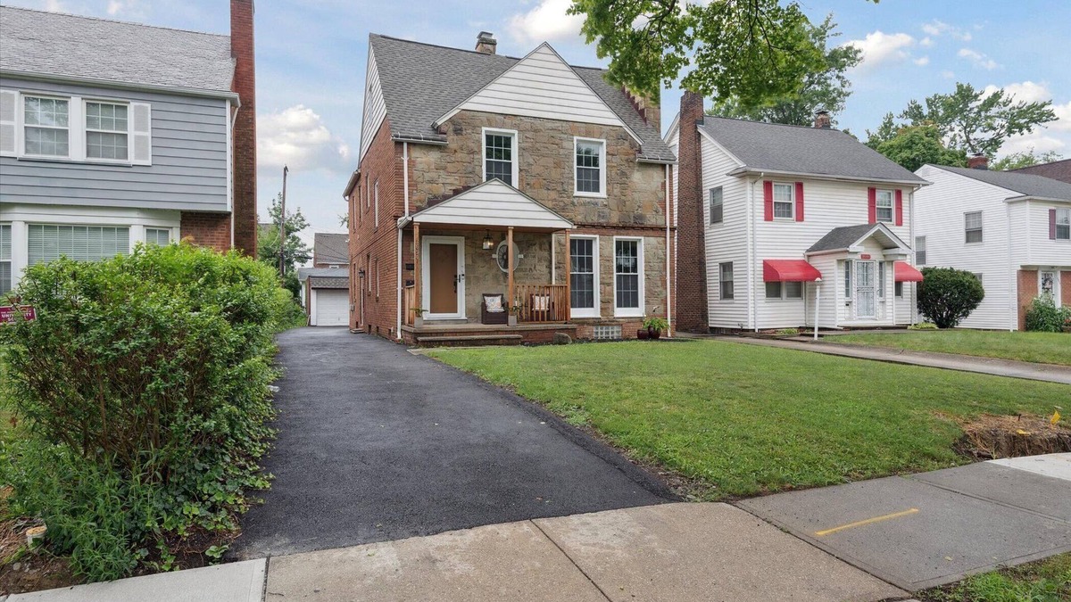 Shaker Heights Apartment | Enjoyable 2 bedroom 1 bathroom in Shaker Heights near universities and hospitals