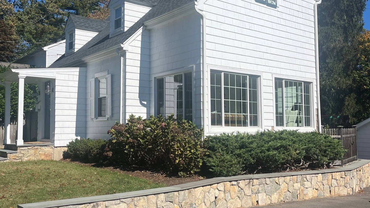 Fairfield House | Enjoyable 3 bedroom house in Fairfield, four miles to downtown and beaches