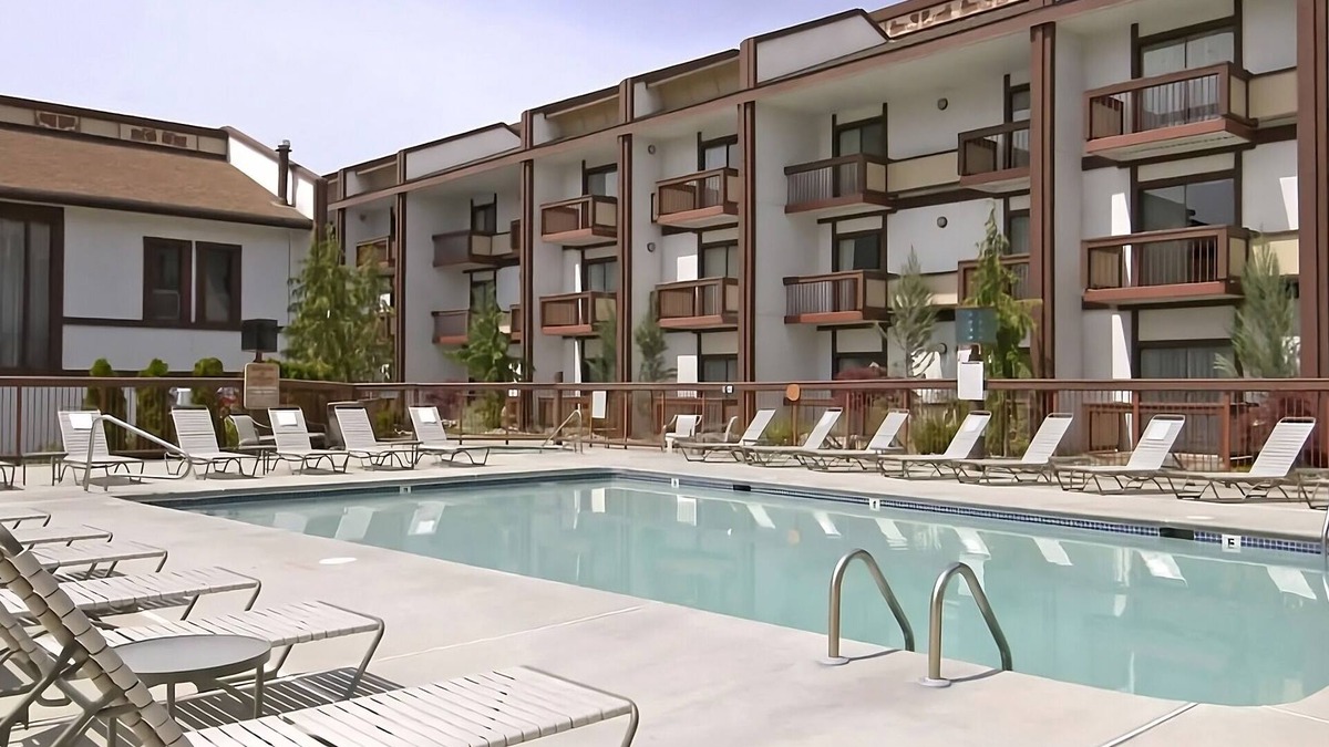 Wenatchee Resort | Enjoyable Stay! With Outdoor Pool and Free Parking, Pets are Welcome!