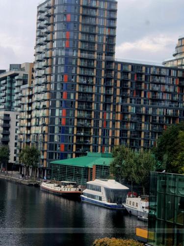 Isle of Dogs House | Ensuite Riverside Room in Canary Wharf shared Apartment