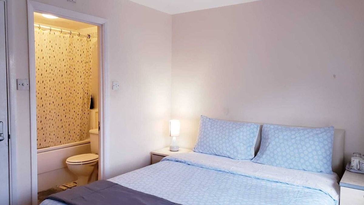 Southall Broadway House | Ensuite Room Near Beautiful River