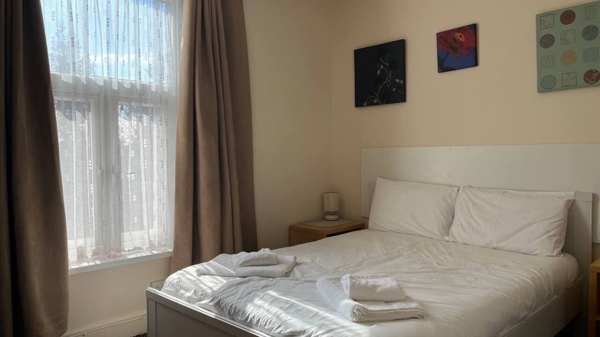 Gloucester House | Ensuite superking bed room