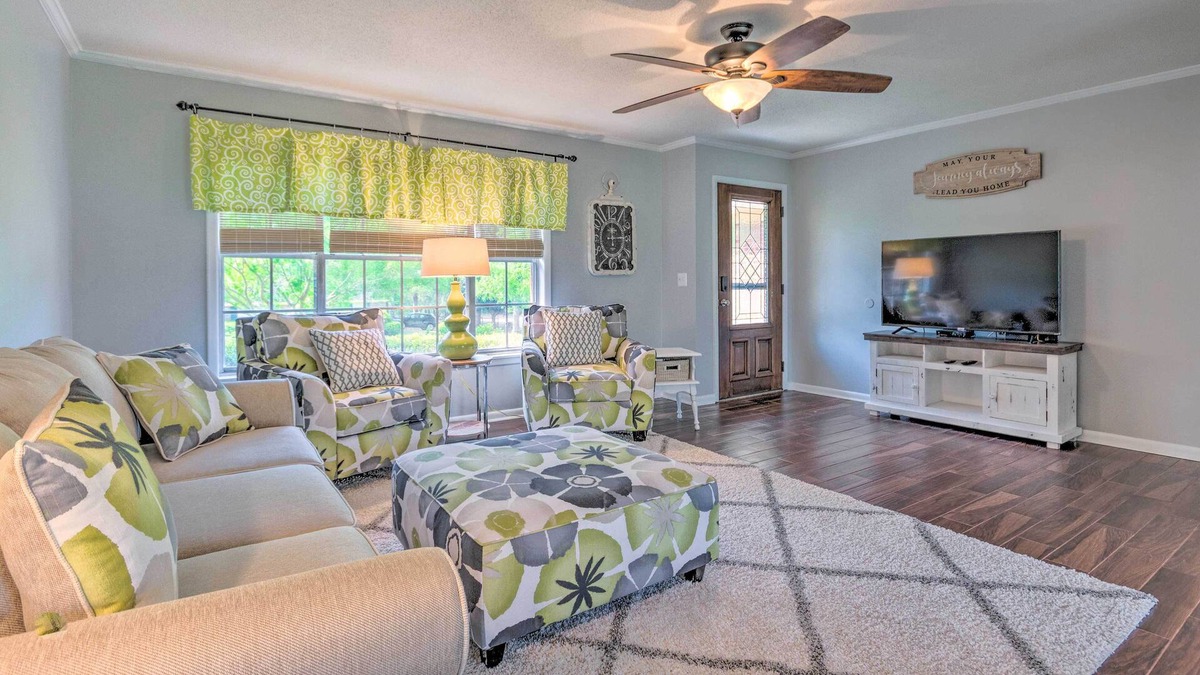 Enterprise House | Enterprise Abode Near Dining & Attractions!