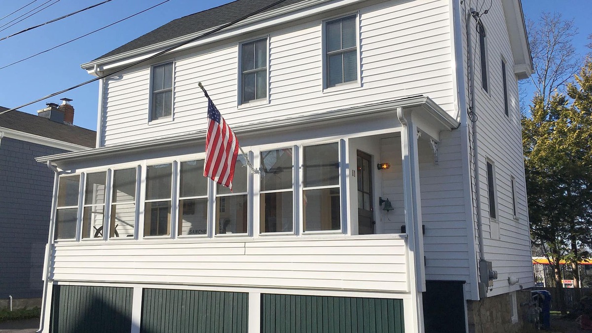 Fifth Ward House | Entertain at your private bar in Newport!