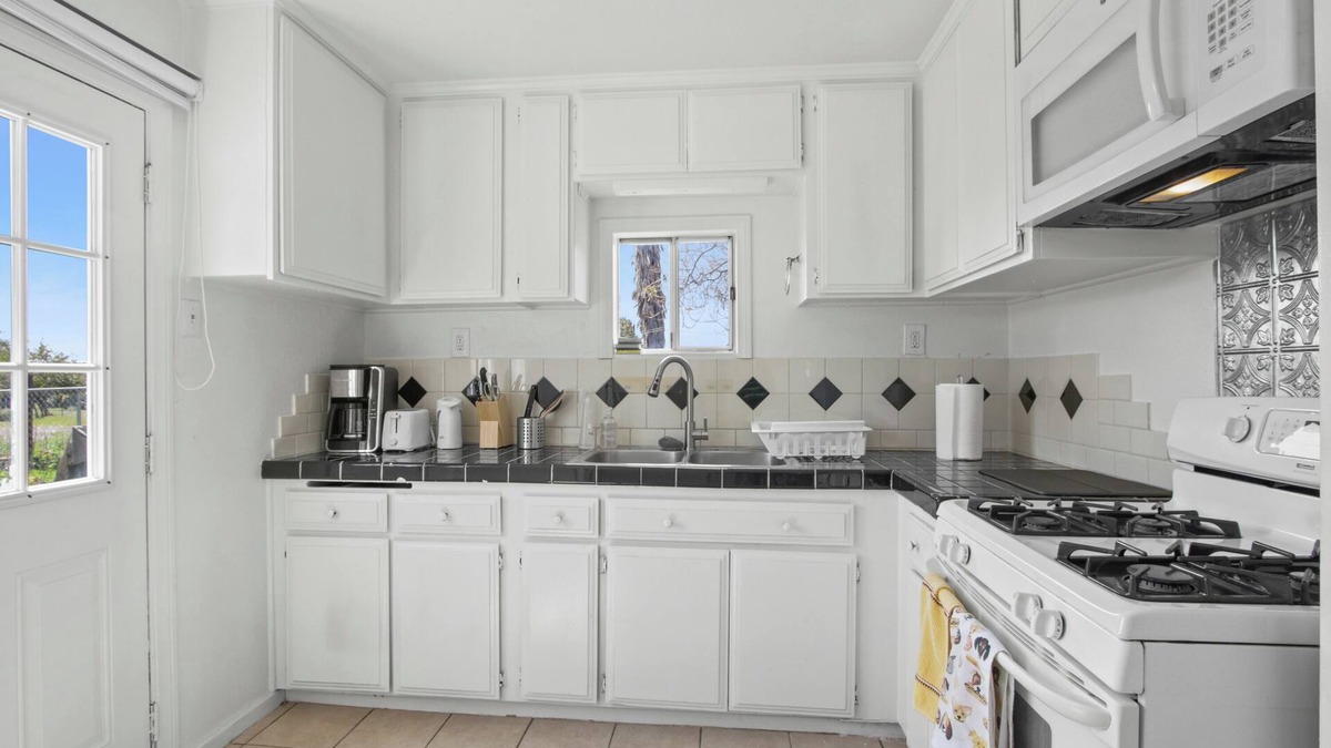 Ontario House | Entire 1-bedroom house Free RV parking