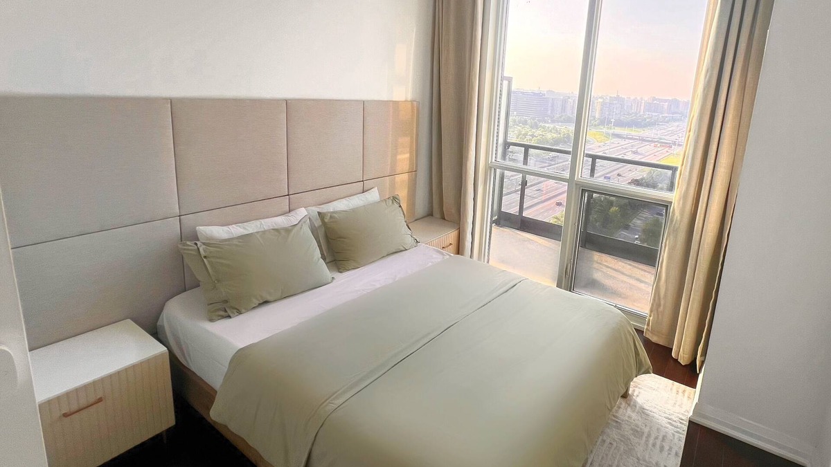 Islington - City Centre West Condo | Entire 1BR Condo l Free Parking l min to Airport