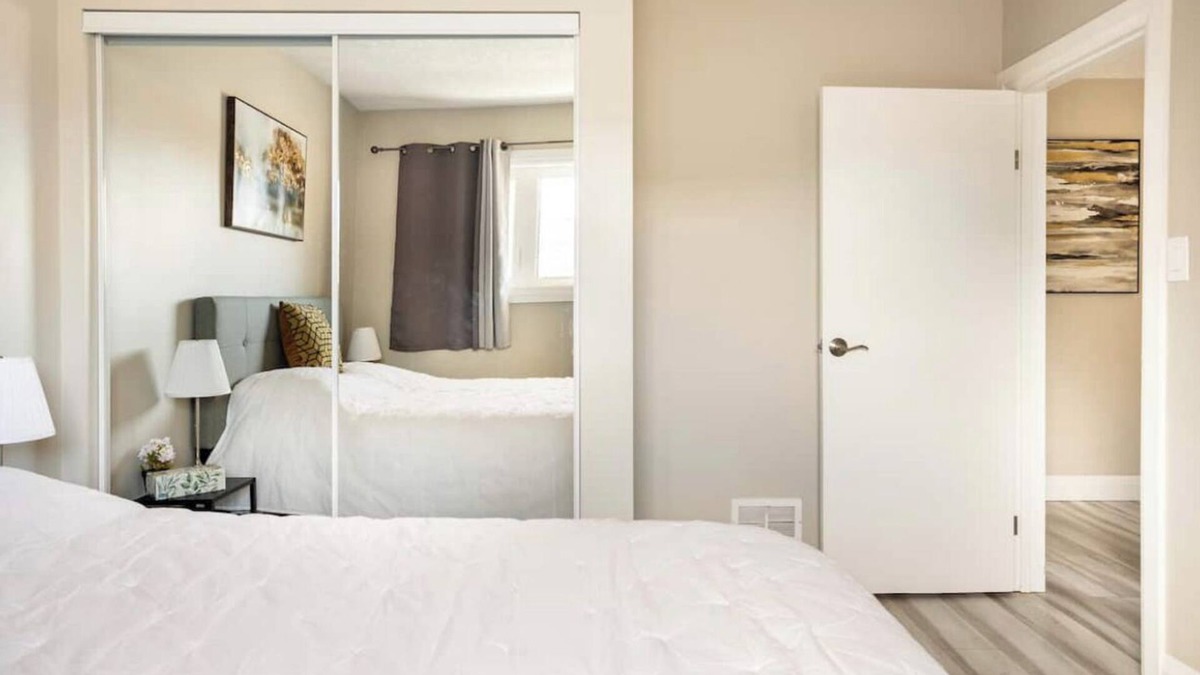 Kitchener Apartment | ENTIRE 2 BEDROOM APARTMENT DOWNTOWN