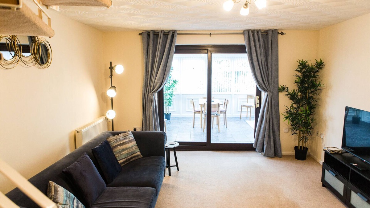 Clearbrook House | Entire 2 Bedroom House near Derriford with Parking