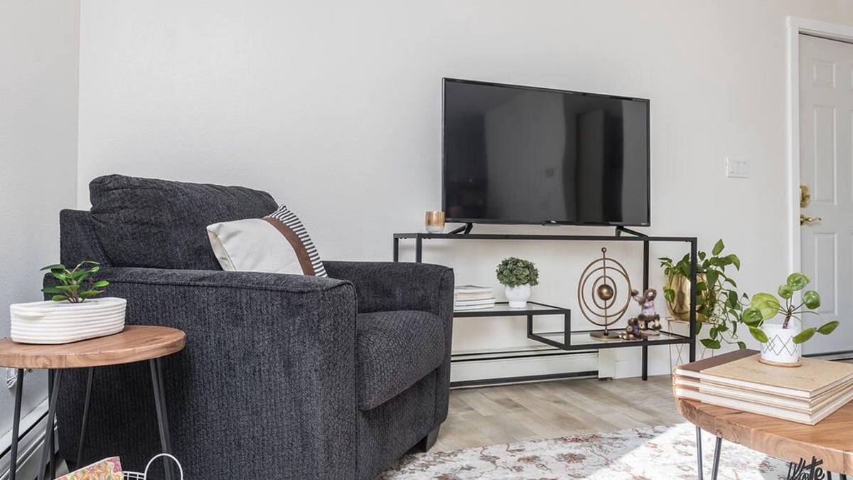 Fairbanks House | Entire 2BR 1Bath Apt “The Downtown Deneege”