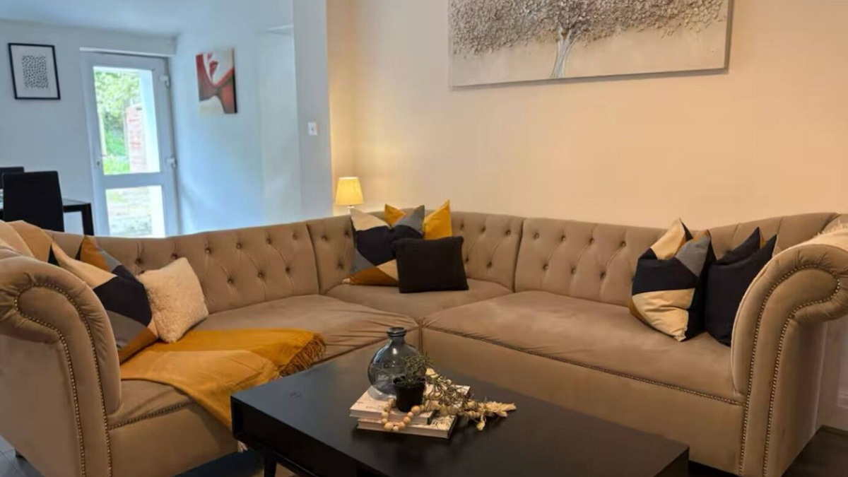 St Helens House | Entire 2BR/3Bed House by Carr Mill Dam - Free Parking, Near Liverpool, Sleeps 6