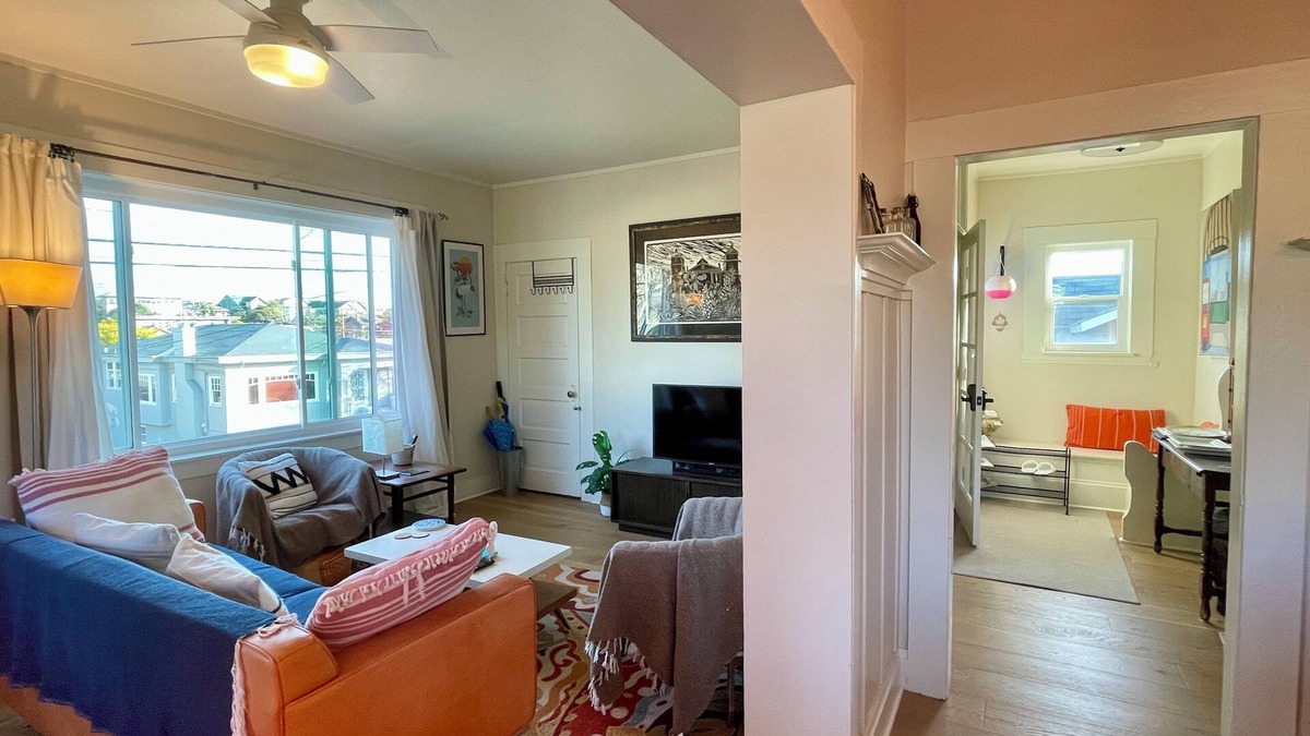 Shafter House | Entire 2BR Rockridge Temescal Upper Flat - Walk to TJ’s, Shops, great for work