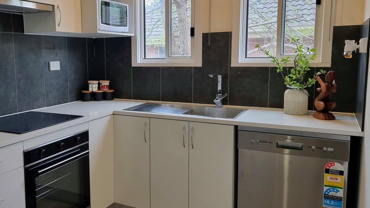 Doveton House | Entire 3 bedroom Doveton home, close to Dandenong Plaza