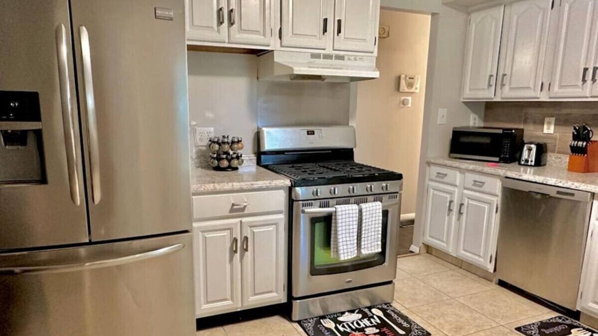 Orange Prairie House | Entire 3 Bedroom Home, Quiet & Safe Neighborhood