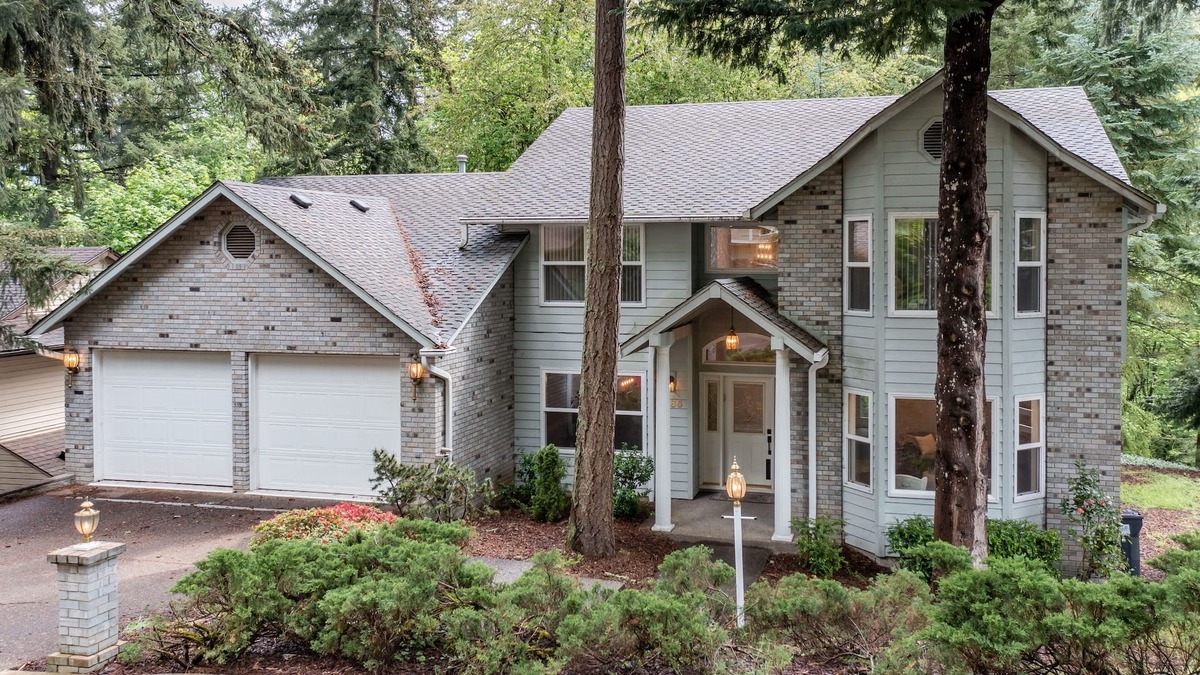 Southeast Eugene House | Entire 4-bedroom house, billiards and ping-pong, close to University of Oregon