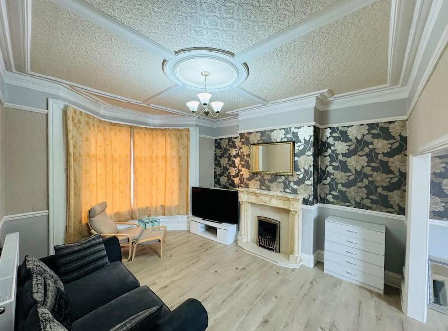 Sunderland House | Entire 4br with cot, free street parking and garage