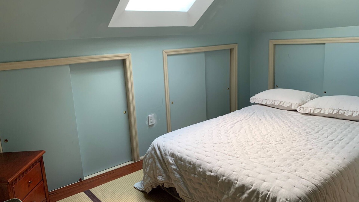 Murray Hill House | Entire Attic floor w/private bath walk to LIRR