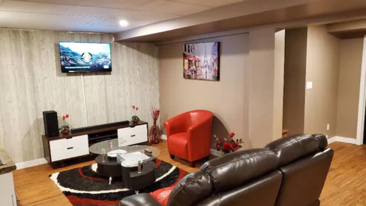 Transcona Bed & Breakfast | Entire Basement Apt.-3 mins Drive to Regent Avenue