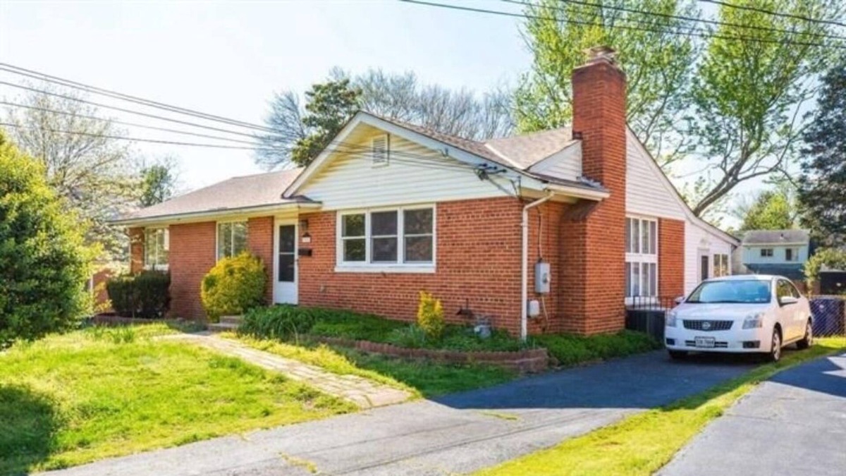 Seminary Hill Apartment | Entire Basement in Alexandria w/ Backyard Patio