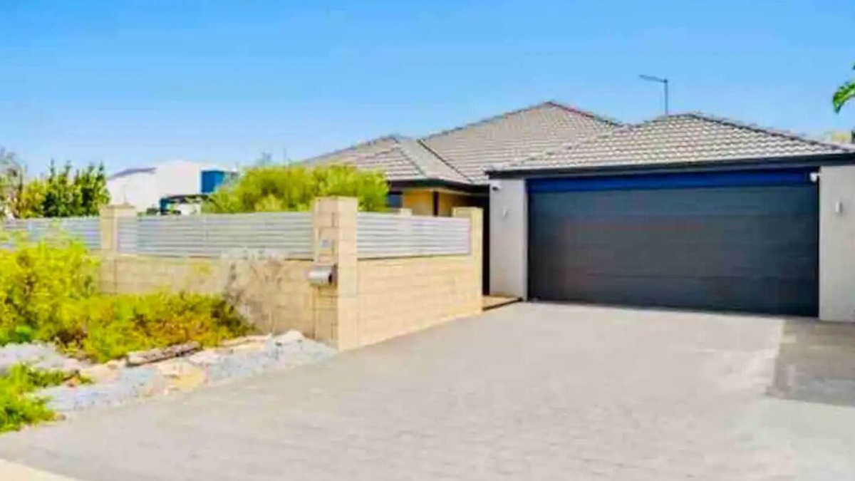 Halls Head House | Entire Beach House in Halls Head, sleeps10. Pets welcome. Close to the beach.