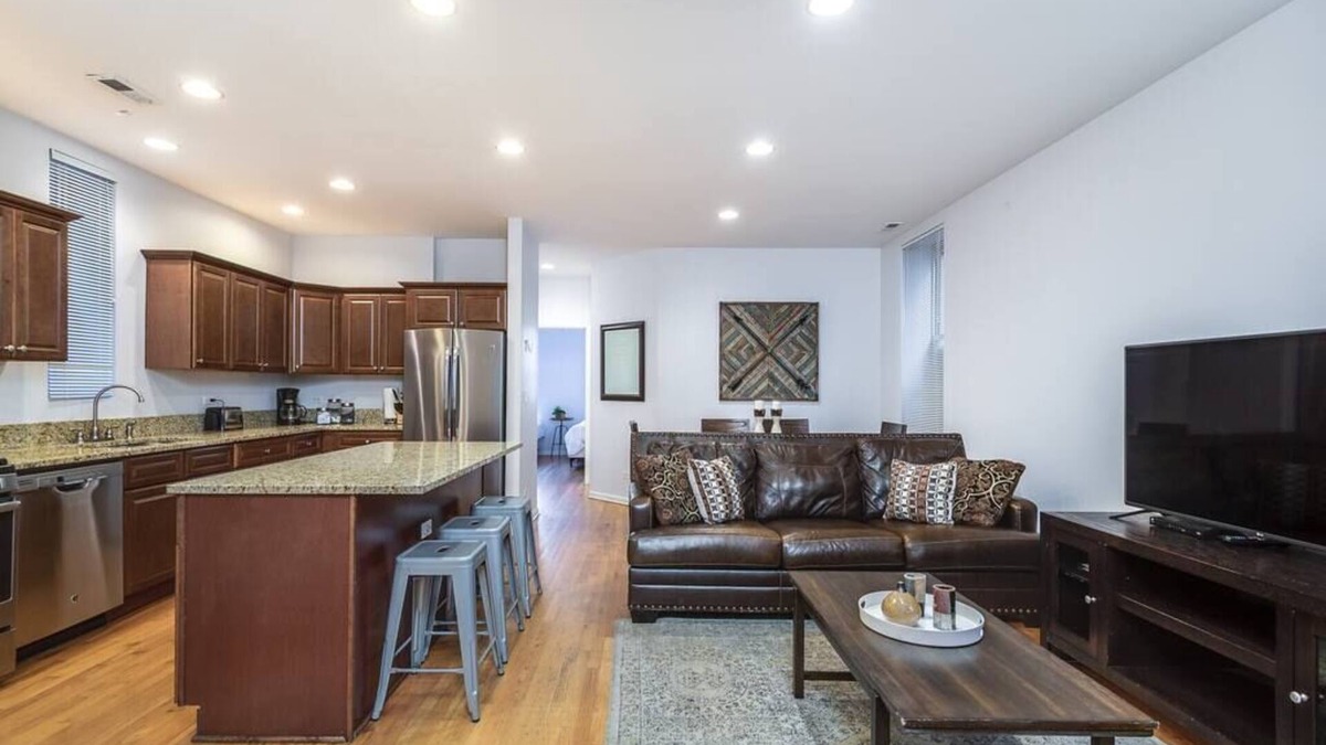 Wrightwood Neighbors Hotel | ENTIRE BUILDING-Walk to Lincoln Park or The Beach!