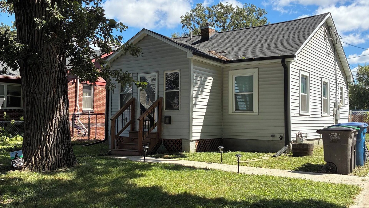 Des Moines House | Entire Bungalow with Fenced-In Yard in Trendy Neighborhood, Central Des Moines