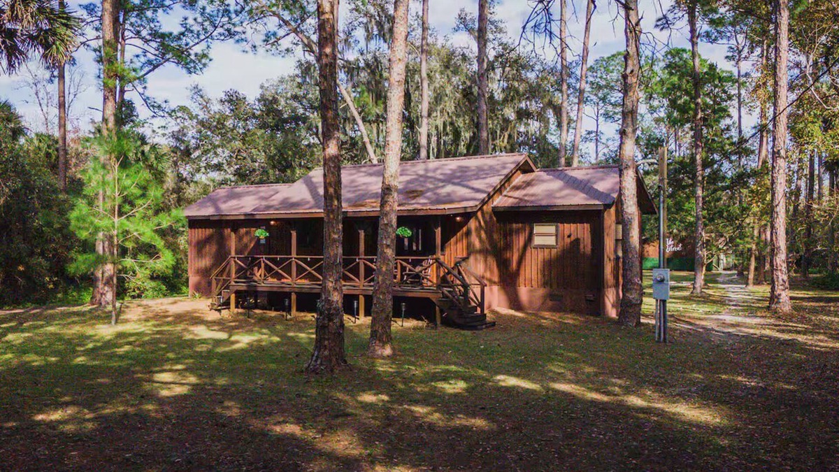 Christmas Cabin | Entire Cabin at peaceful Retreat in Christmas, FL -AC/Sleeps 6.