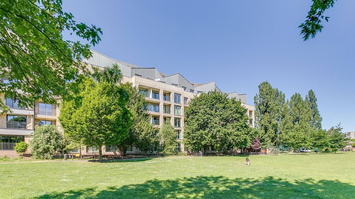 Kilburn Apartment | Entire Central 3 bedroom Apt/en-suite with a View.