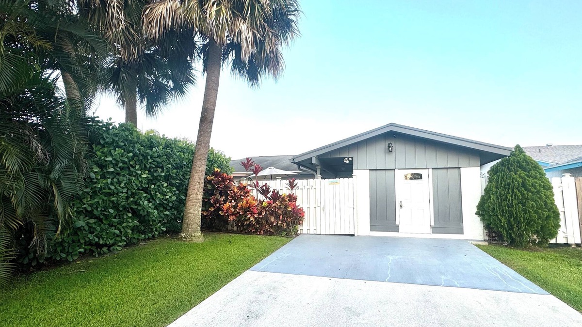 Hunt Club Villa | Entire centrally located spacious 3bd2bth sleep 6, close to shopping and beaches