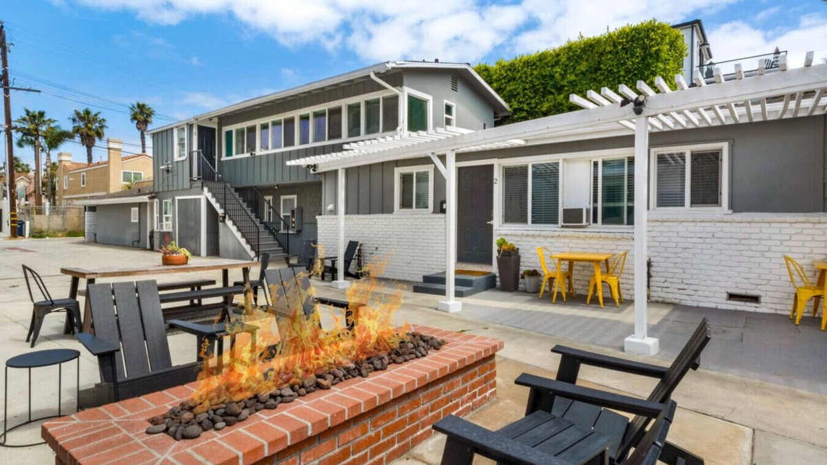 Huntington Beach Bed & Breakfast | Entire Complex | Steps To The Sand | Sleeps 20
