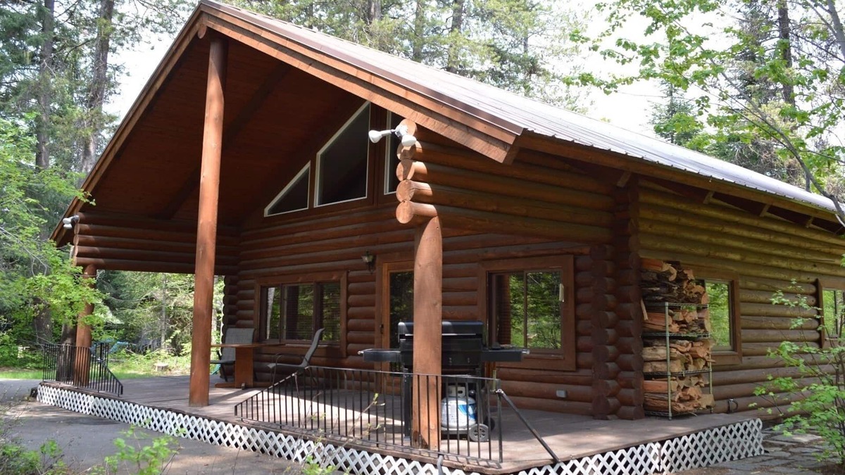 Essex House | Entire Cozy Log Cabin Near Glacier Park