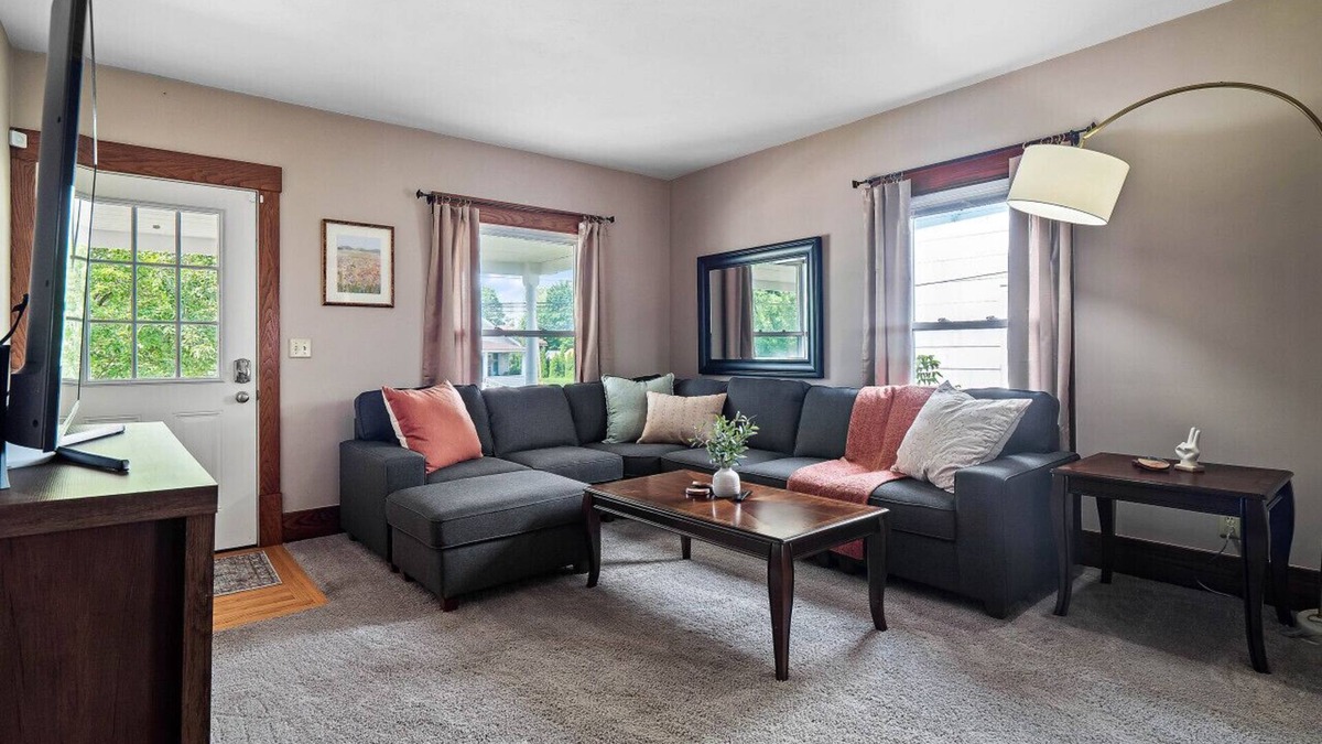 Bedford Apartment | Entire Duplex|Historic District|Sleeps 12