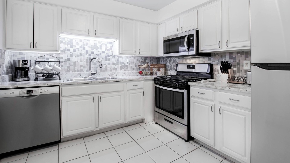 Mundelein Condo | Entire family friendly condo close to Naval Base, Vernon Hills, & Libertyville.
