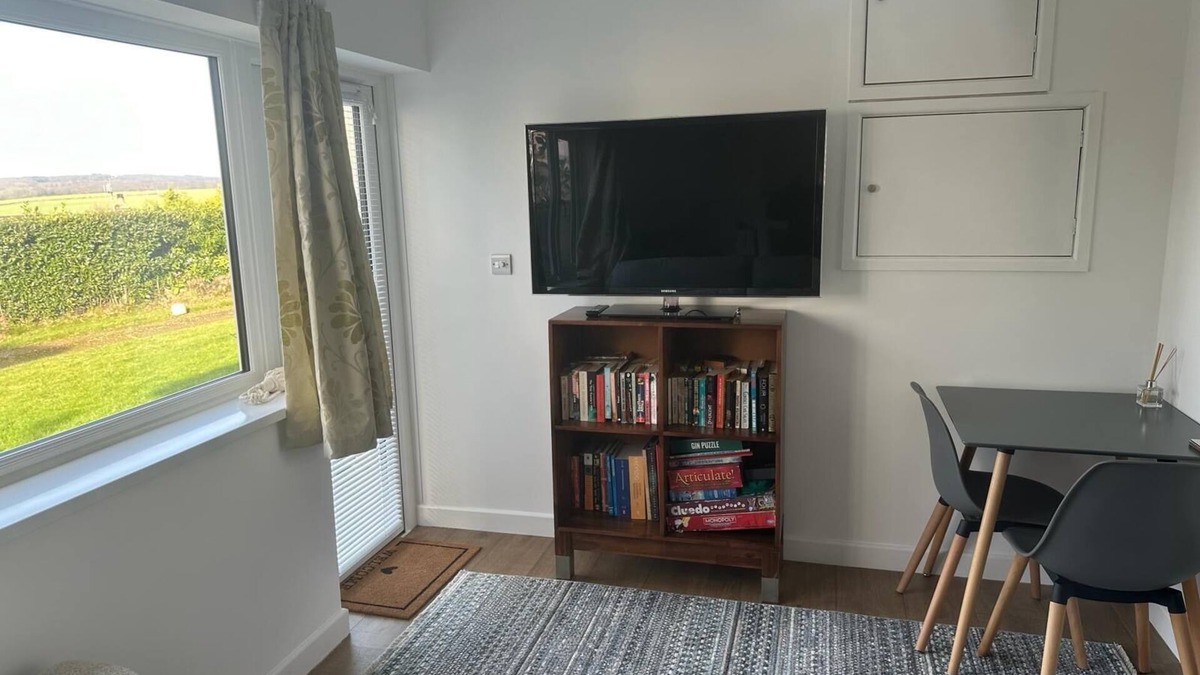 Fareham Apartment | Entire guest house in Hampshire. Situated near the hills of Wallington