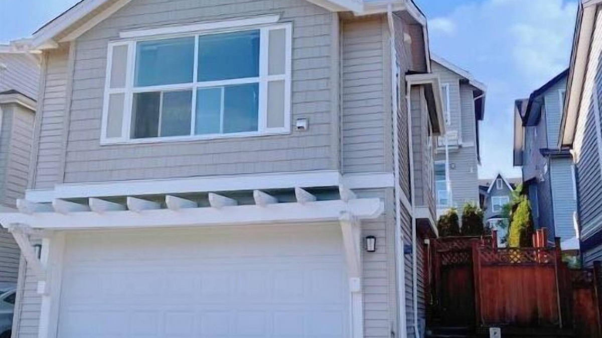 Burke Mountain House | Entire Guest Suite - 1 bedroom with Private Entrance and A/C 整体套房-一间卧室
