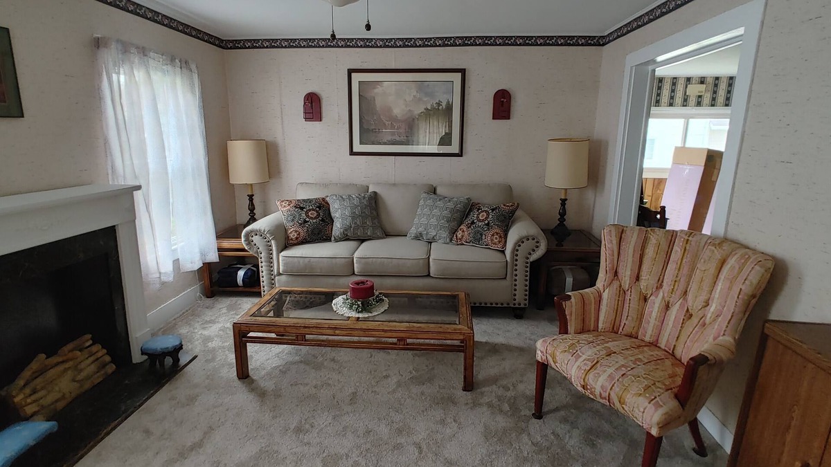 Canandaigua House | Entire Home - 4 Bedroom - Sleeps 10 Canandaigua - Steps Off Main St/Downtown