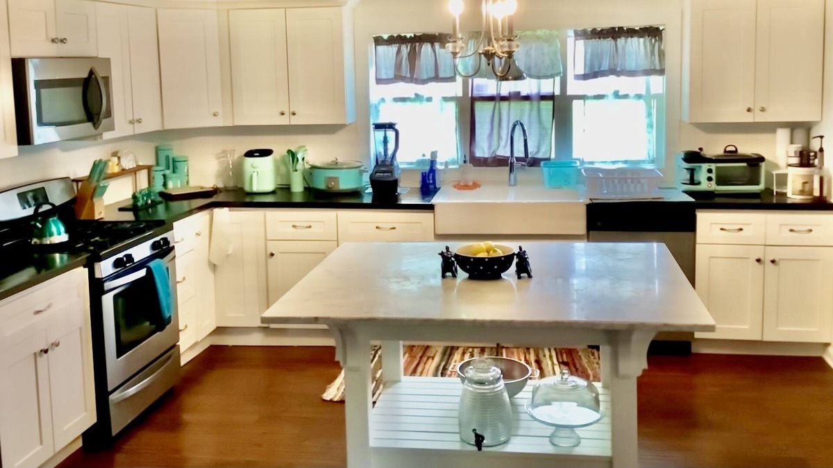 Rosedale House | ENTIRE HOME A Beautiful Home On Half Acre Minutes From The City