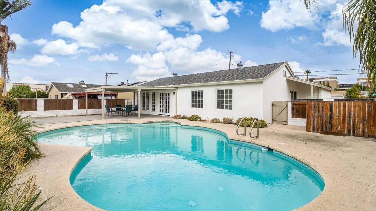 Grantville House | Entire home, Heated Pool, Free Parking, WiFi, Pets are allowed