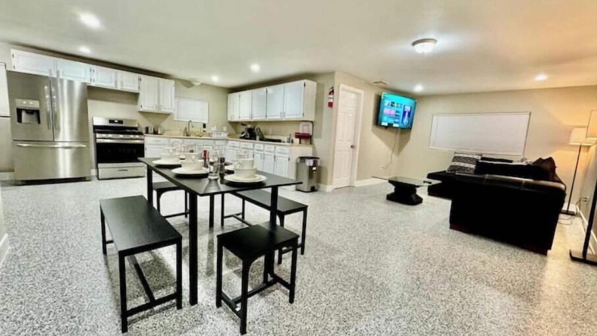 Paradise House | Entire home in Las Vegas 10 min to Fremont 15 Strip