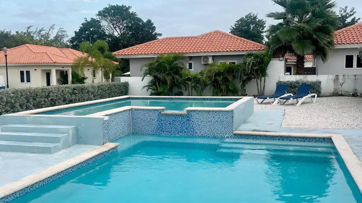 Bouvet Island House | Entire home in resort with pool