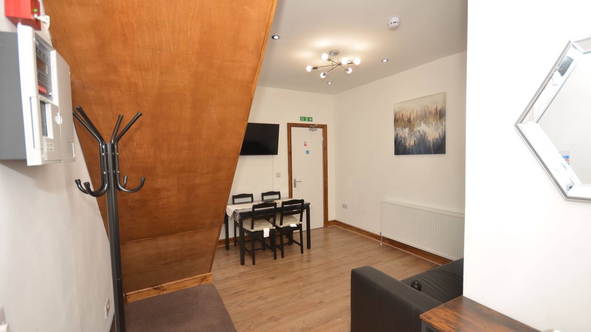 West Bromwich House | Entire Home in West Bromwich, Near Birmingham, West Midlands