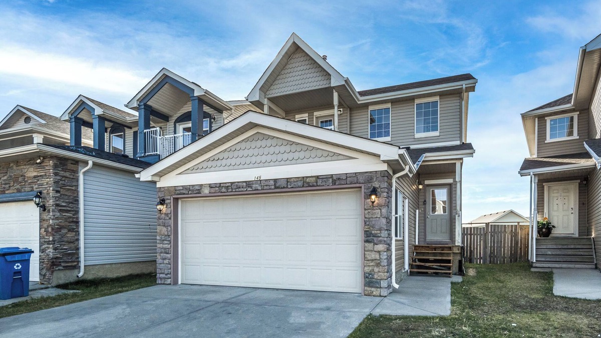 Calgary House | Entire home! Newly renovated! AC& BBQ ! Sleep 8