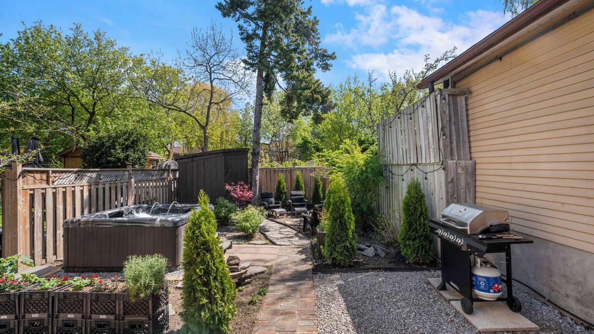 Upper Beaches House | Entire Home, Newly Renovated, Sleeps 6, Upper Beaches with Hot Tub and Parking