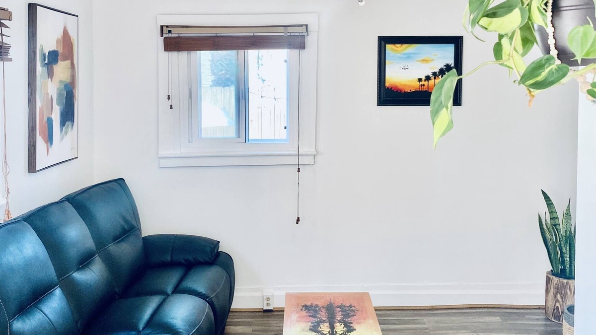 Golden Hill Cottage | ☀️Entire Home⭐️Private outdoor yard/dining space, Central A/C, parking!🚗