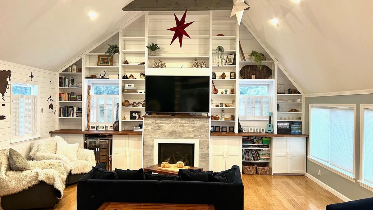Middletown House | Entire Home w/Backyard & Hot Tub, Close to Beaches